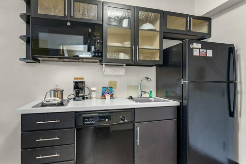Гостиница Candlewood Suites Erie в Эри
