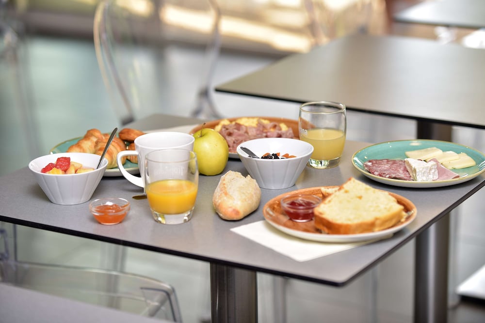 Фото Hôtel Kyriad La Rochelle Centre Ville