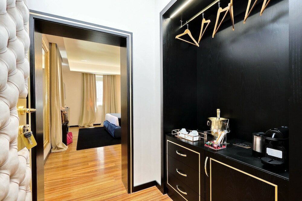 Фото Spanish Diamond Luxury Suites & Jacuzzi