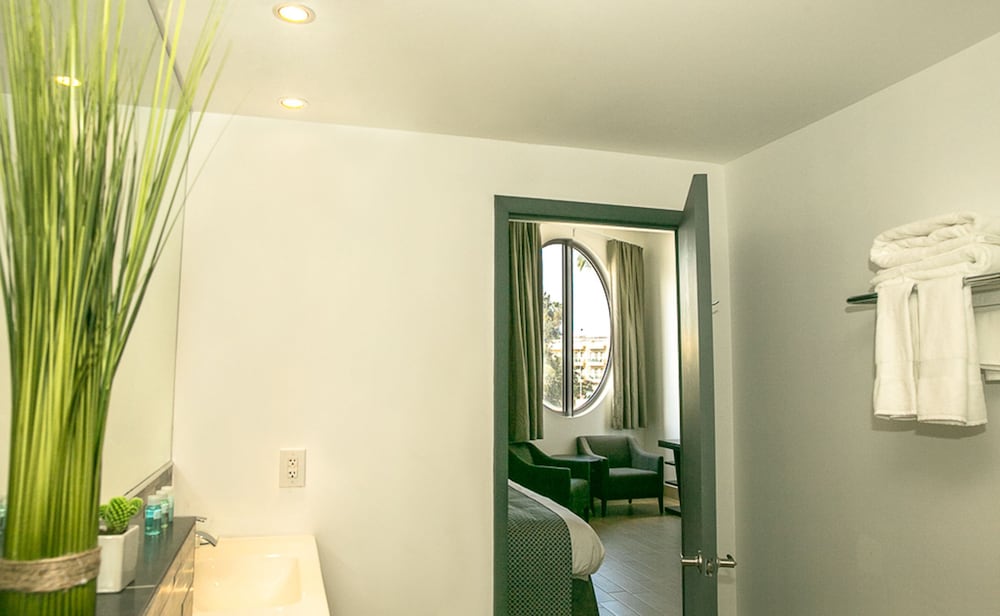 Фото Commodore Suites