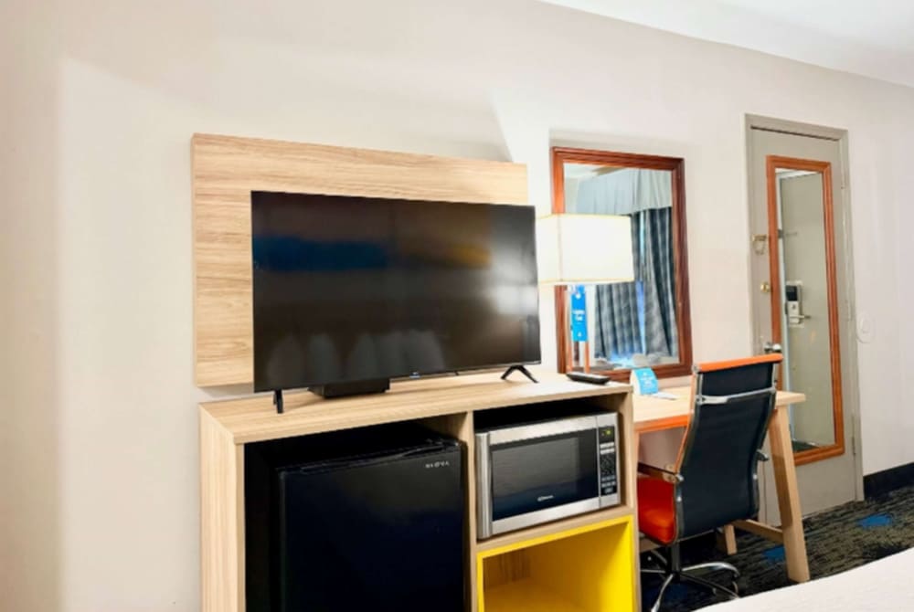 Фото Days Inn by Wyndham Greenville