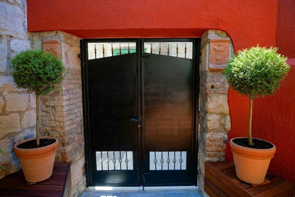 Фото Zephyrus Boutique Accommodation