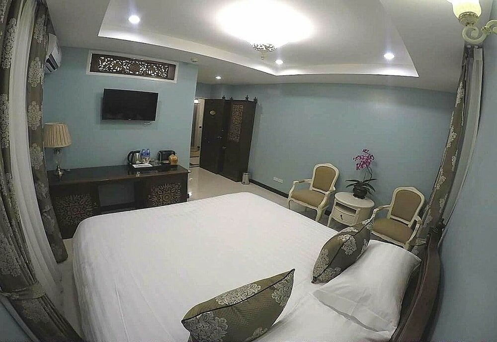 Фото The Velvet Orchid