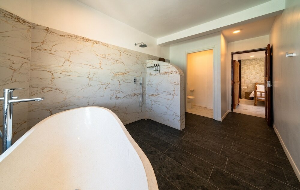 Фото Coral Rocks Hotel & Restaurant