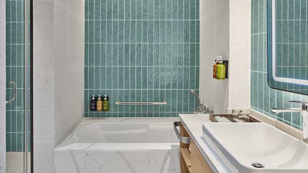 Фото Holiday Inn & Suites Makati, an Ihg Hotel