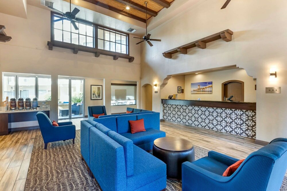 Фото Comfort Inn & Suites Orange County John Wayne Airport