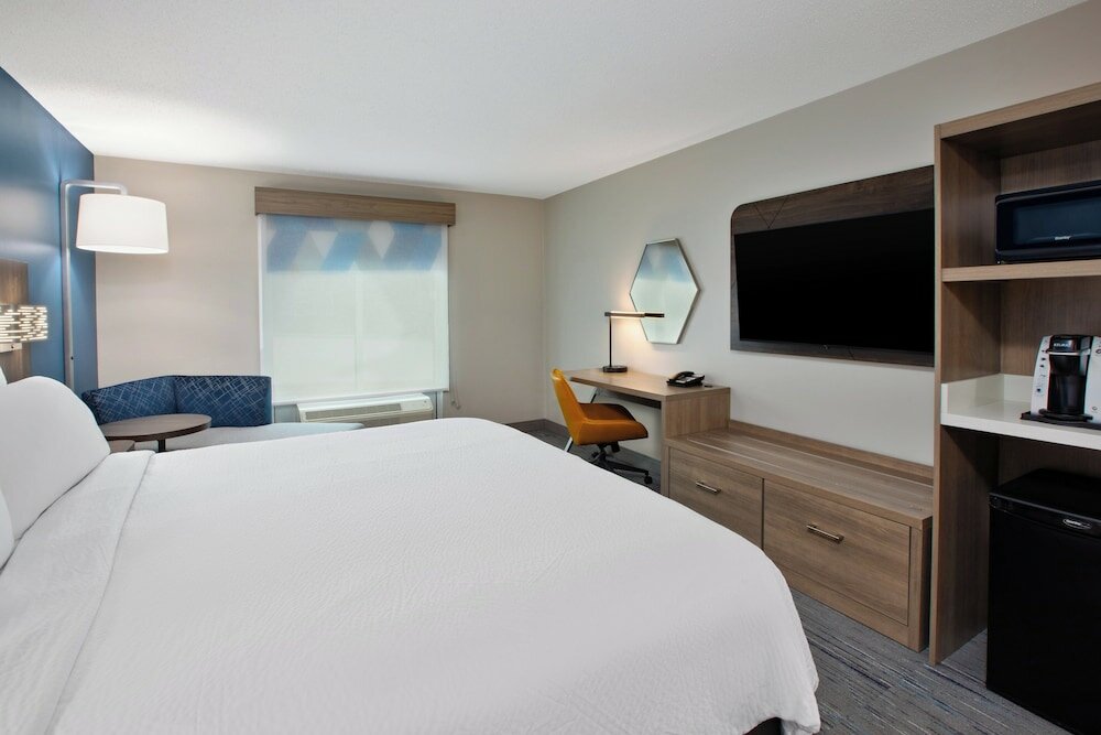 Фото Holiday Inn Express Hotel & Suites Grand Rapids-North, an Ihg Hotel