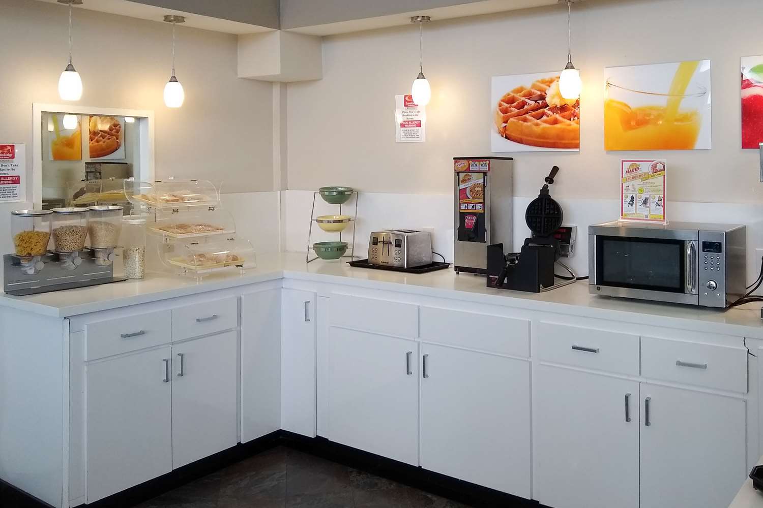 Фото Econo Lodge Inn & Suites West - Energy Corridor