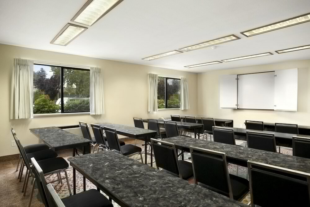 Фото Days Inn by Wyndham Kent 84th Ave