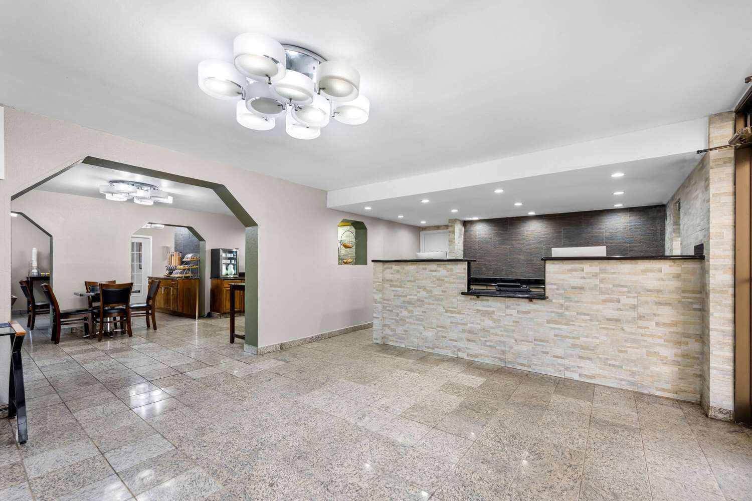 Фото Days Inn by Wyndham Raleigh Midtown