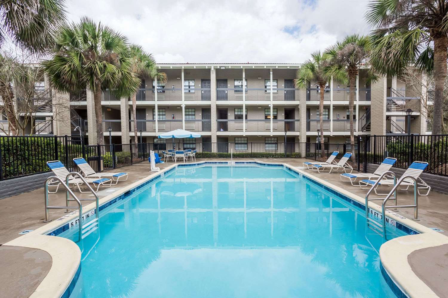 Фото Casa Bella Inn & Suites