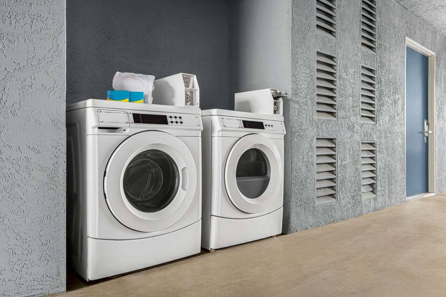 Фото Super 8 by Wyndham Lindsay Olive Tree