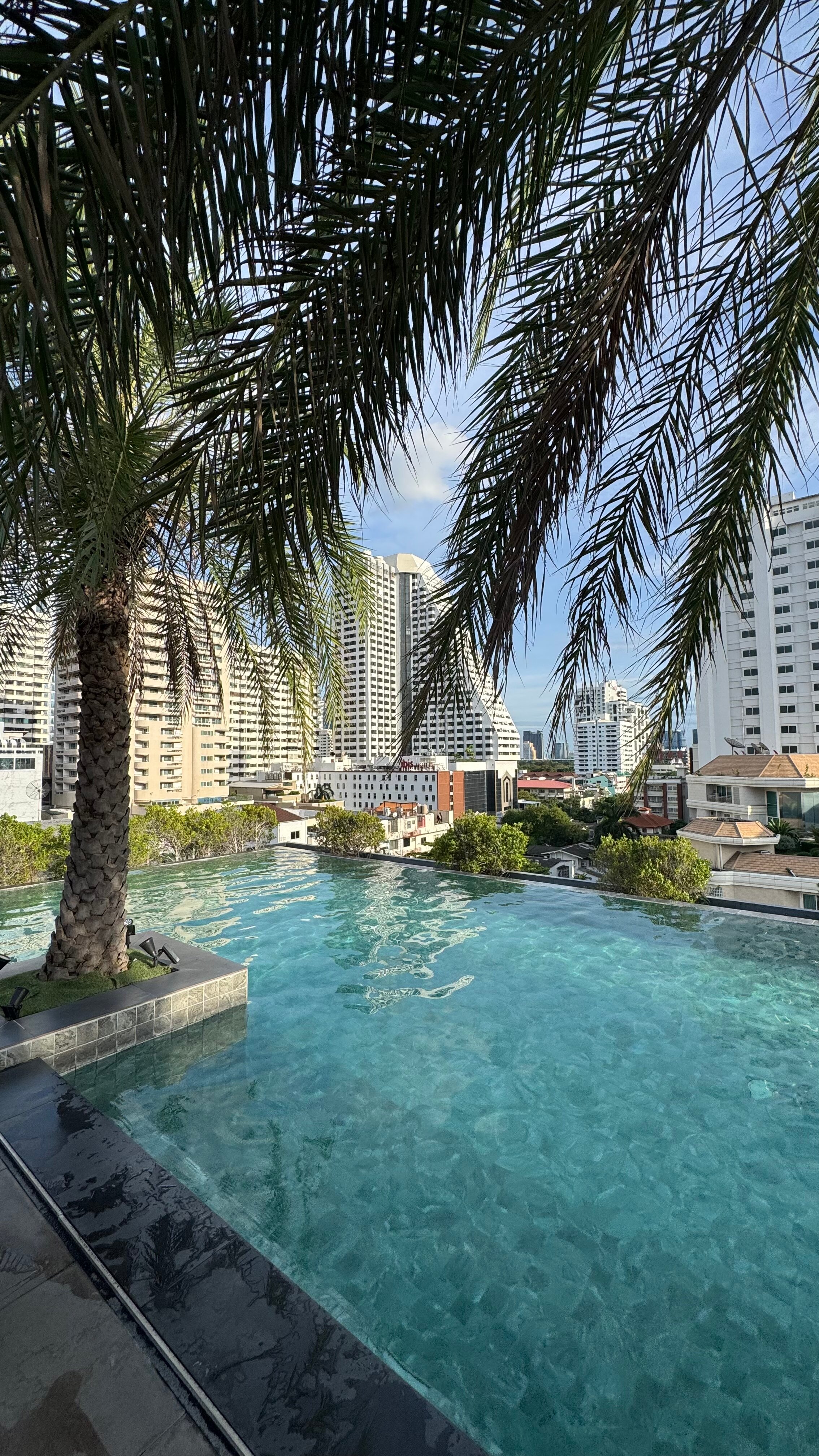 Фото Surestay Plus Hotel by Best Western Sukhumvit 2