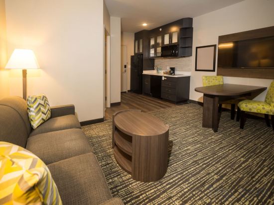 Фото Candlewood Suites West Edmonton - Mall Area, an Ihg Hotel