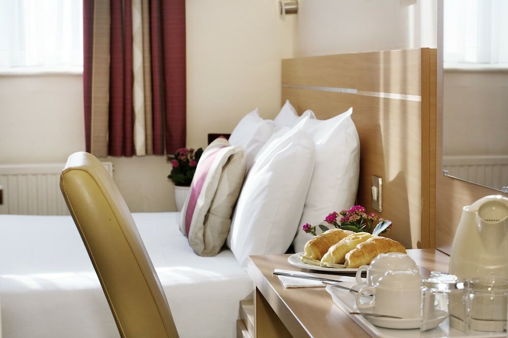 Фото Queens Park Hotel