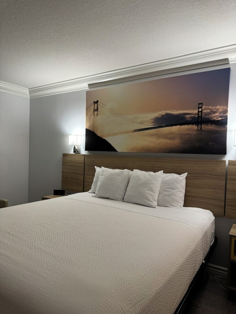 Фото Days Inn by Wyndham Near City Of Hope