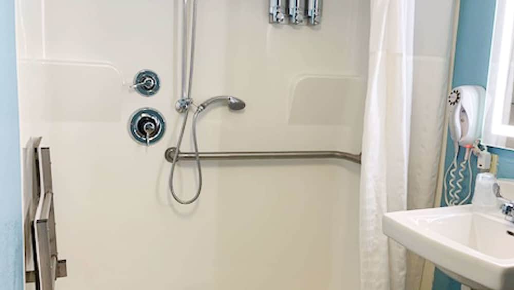 Фото Airport Waterfront Inn