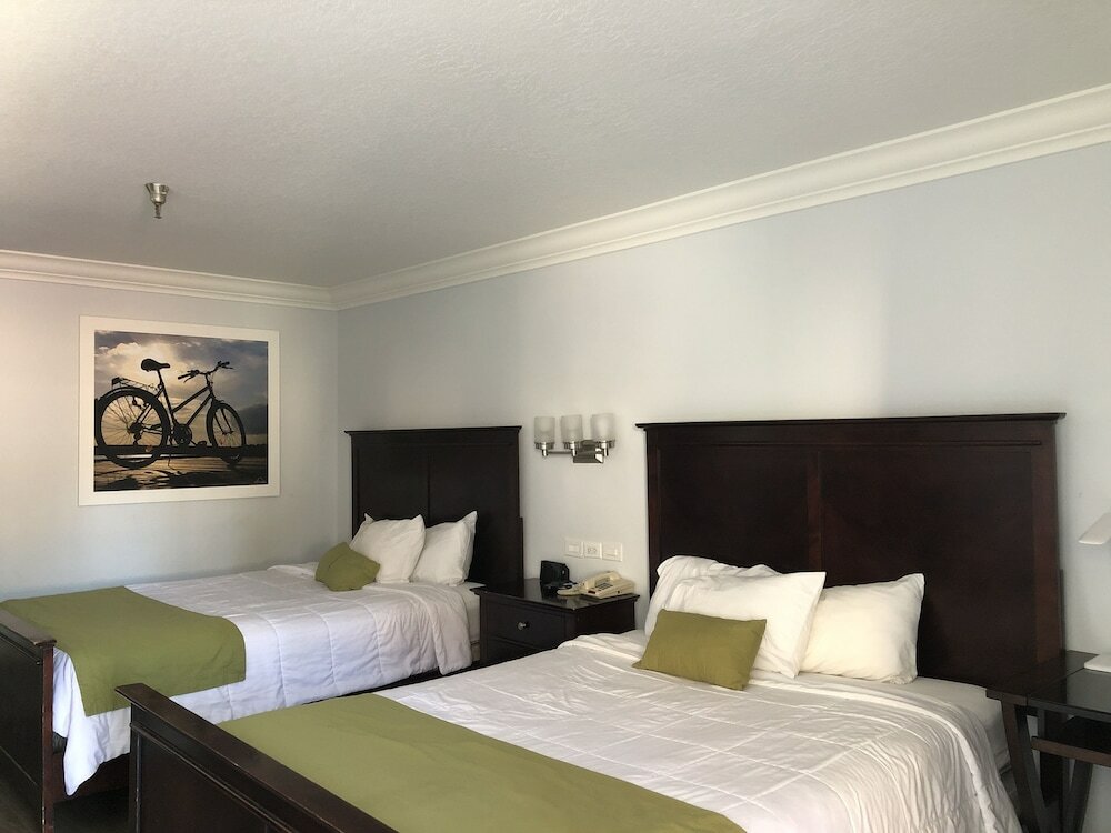 Фото Days Inn by Wyndham Near City Of Hope