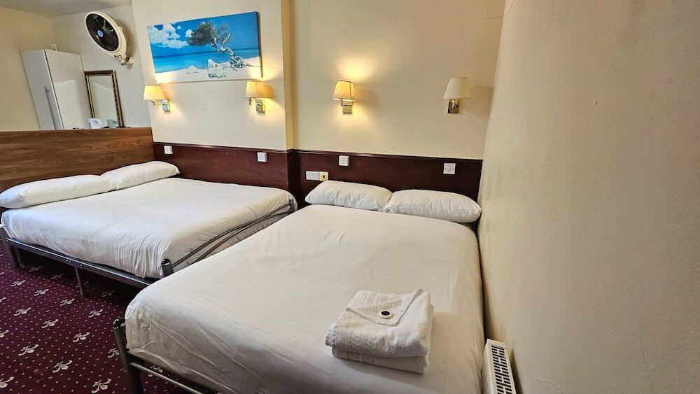 Фото Hyde Park Court Hotel