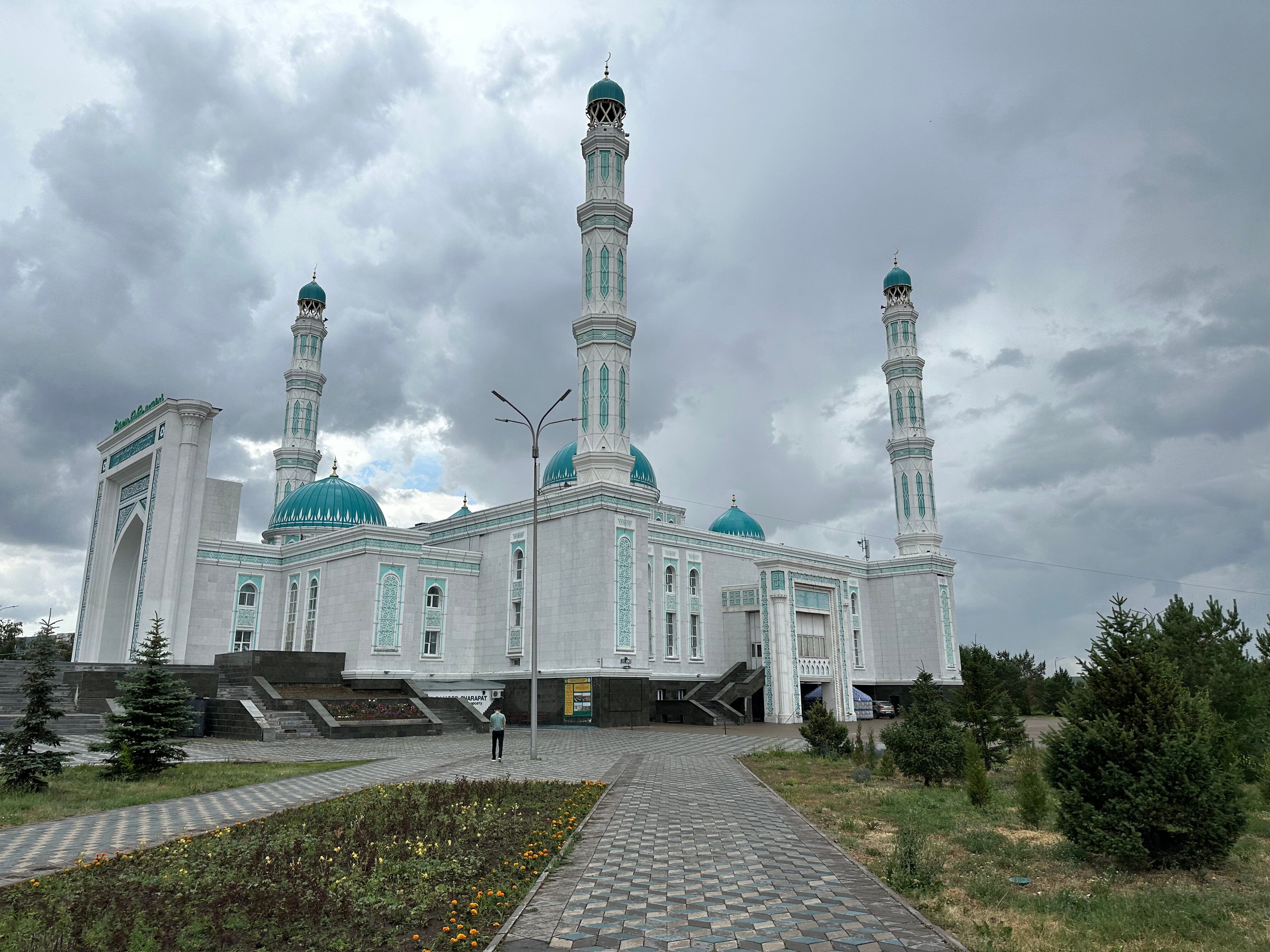 Сахнада шешініп жатқан қыздар