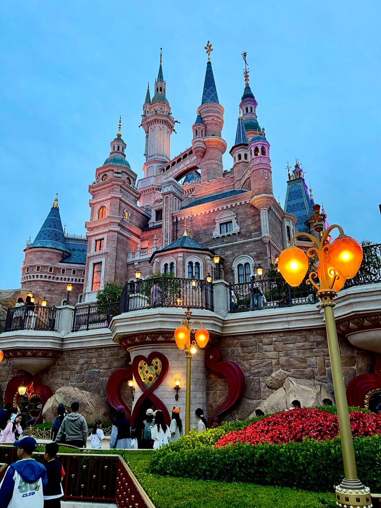 Amusement park Диснейленд, Shanghai, photo