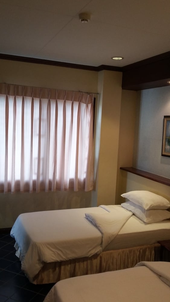 Фото Dumaguete Royal Suite Inn