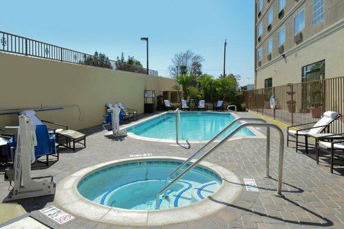Гостиница Holiday Inn Express & Suites Pasadena - Los Angeles в Пасадене