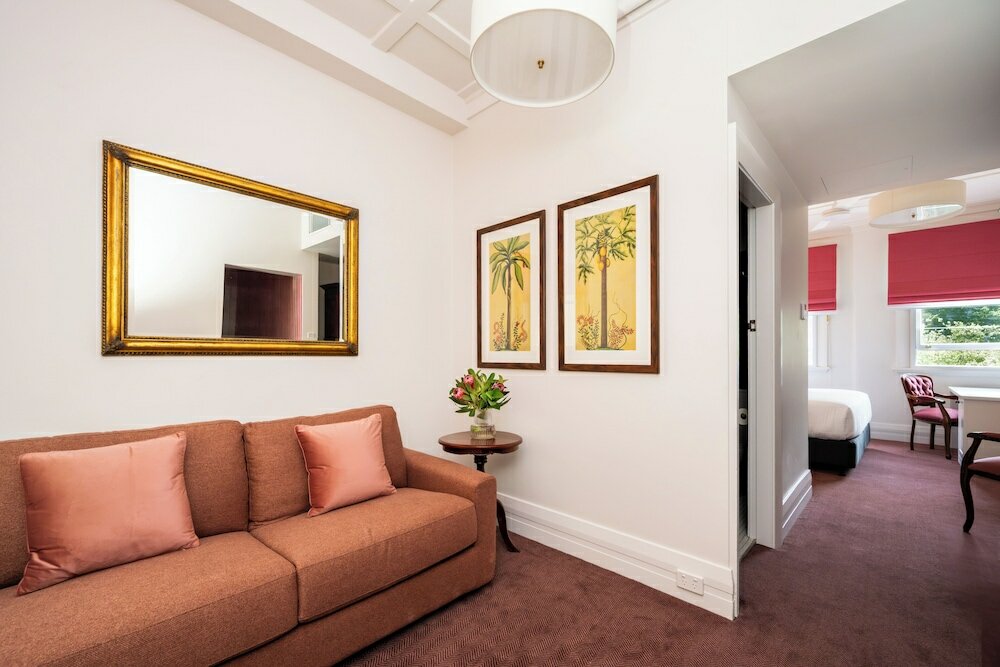 Фото The Russell Boutique Hotel