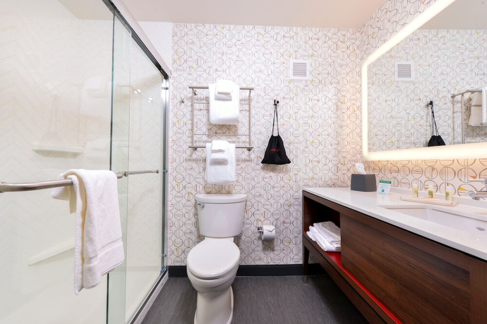 Фото Holiday Inn & Suites Farmington Hills - Detroit Nw