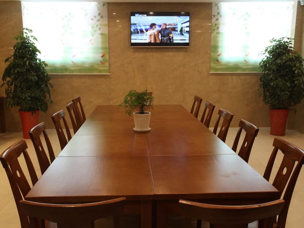 Фото Vatica ZaoZhuang TengZhou Railway Station Hotel