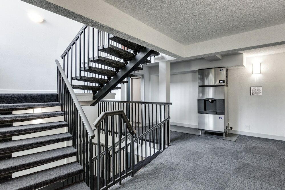 Фото Days Inn & Suites by Wyndham Spokane