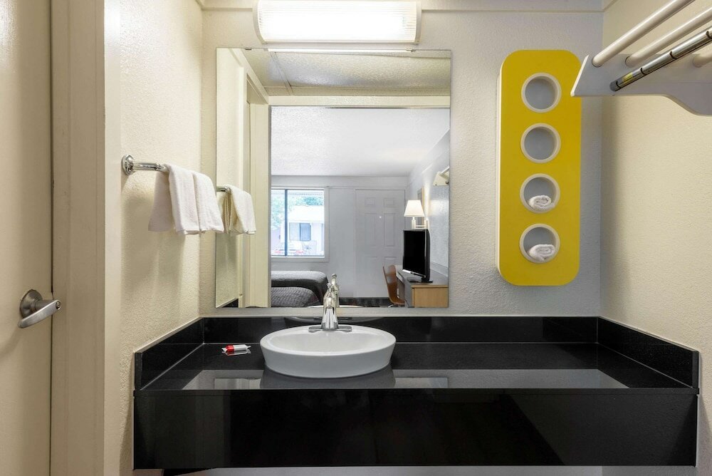 Фото Travelodge by Wyndham Essington Philadelphia Airport