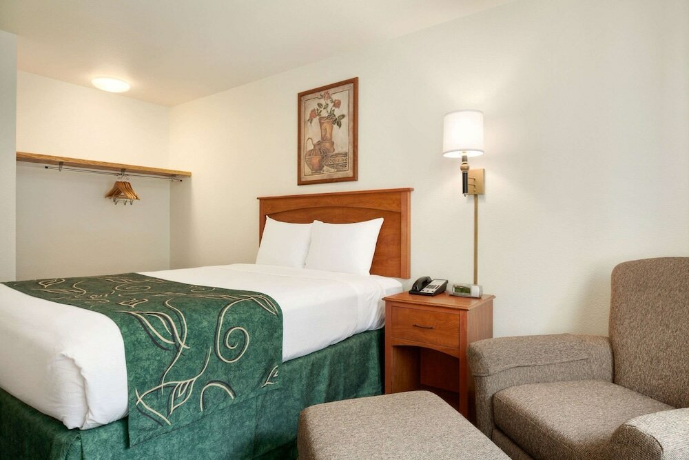 Фото Travelodge by Wyndham Dunsmuir