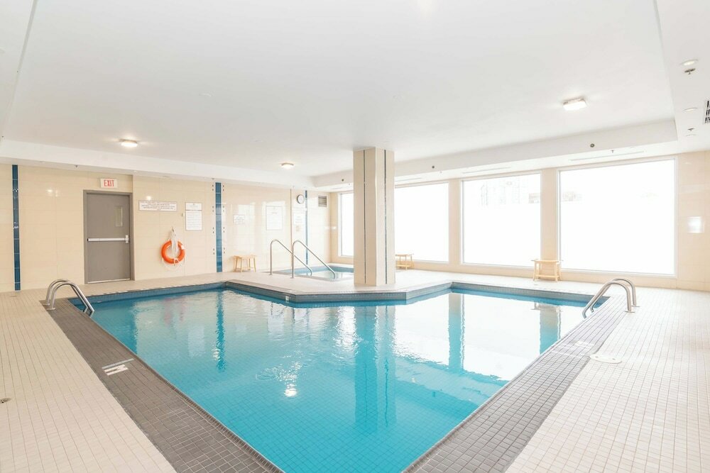 Фото Sandman Signature Toronto Airport Hotel