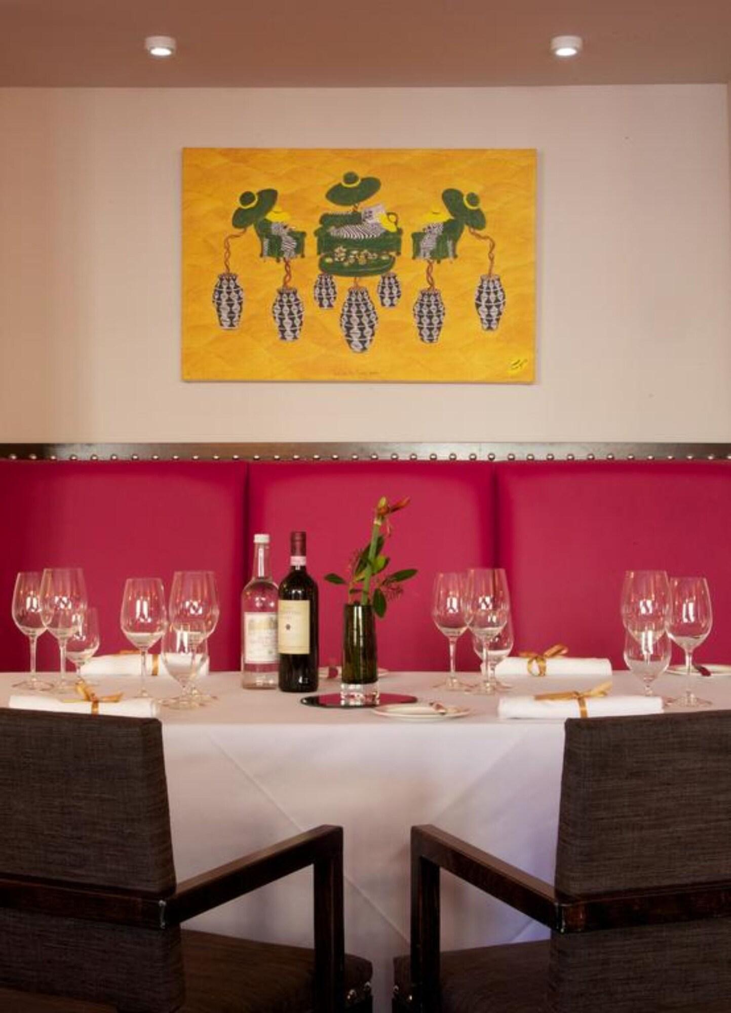 Фото The Feathers Hotel