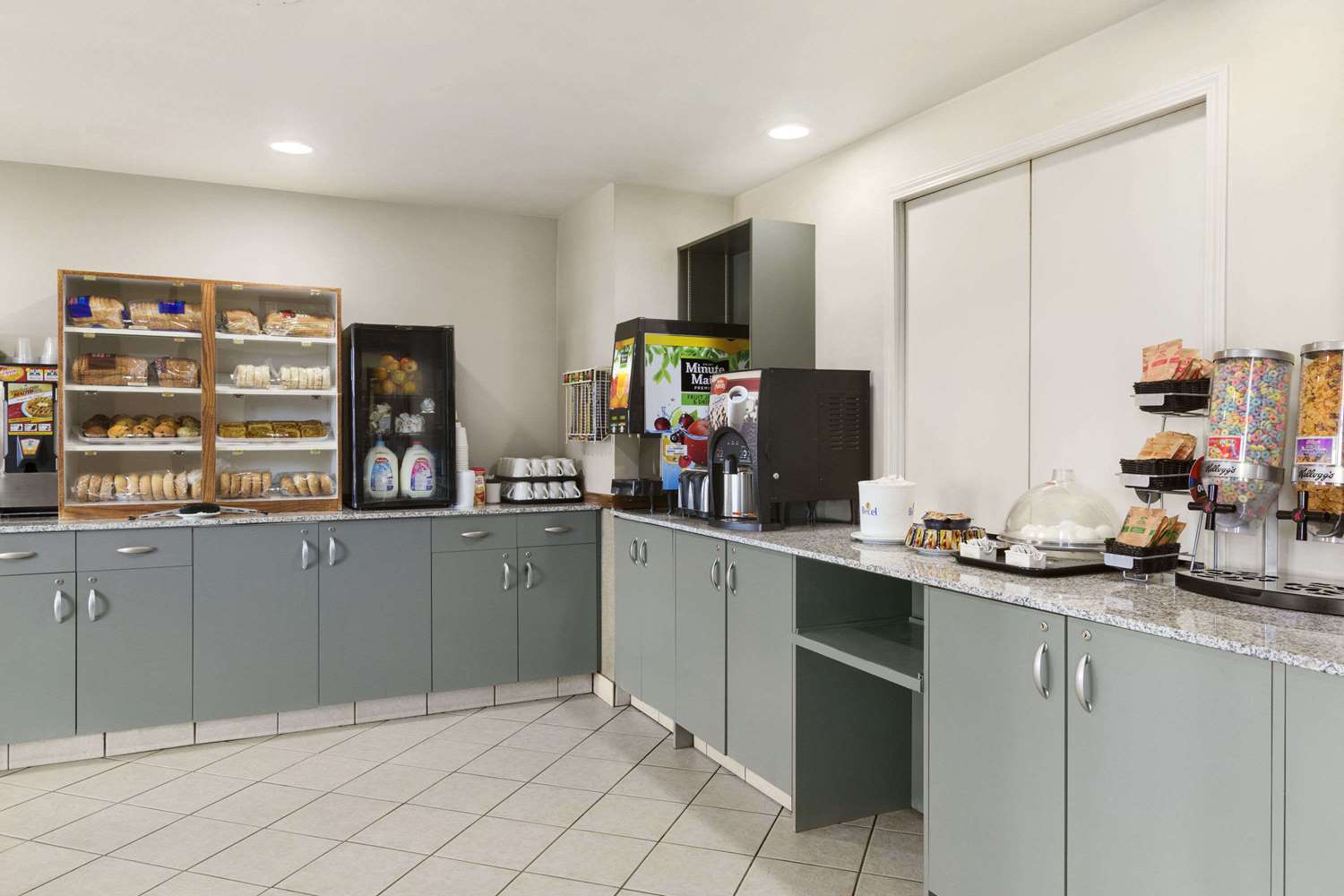 Фото Days Inn by Wyndham Steinbach