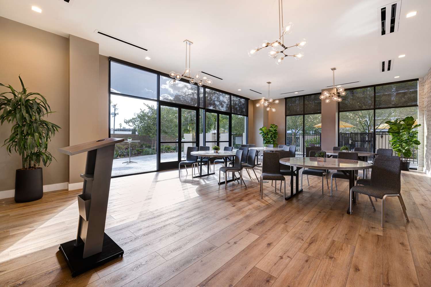 Фото Home2Suites by Hilton Anaheim Resort