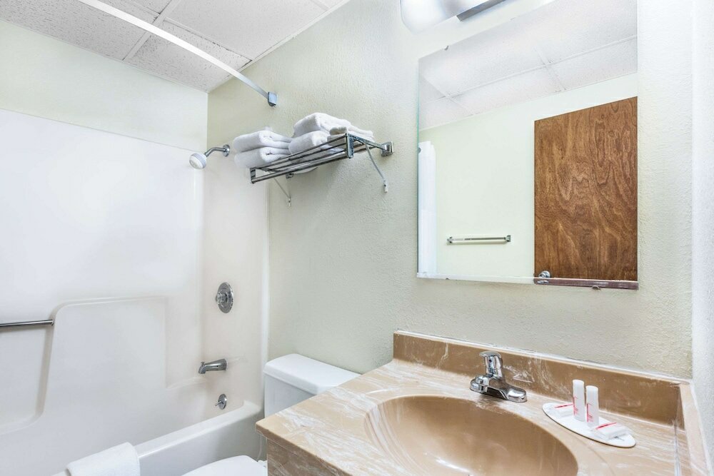 Фото Days Inn by Wyndham Warrensburg