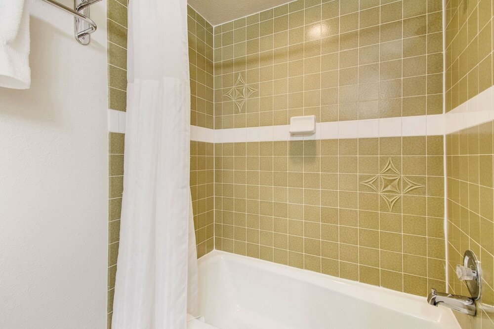 Фото Rodeway Inn & Suites Portland - Jantzen Beach