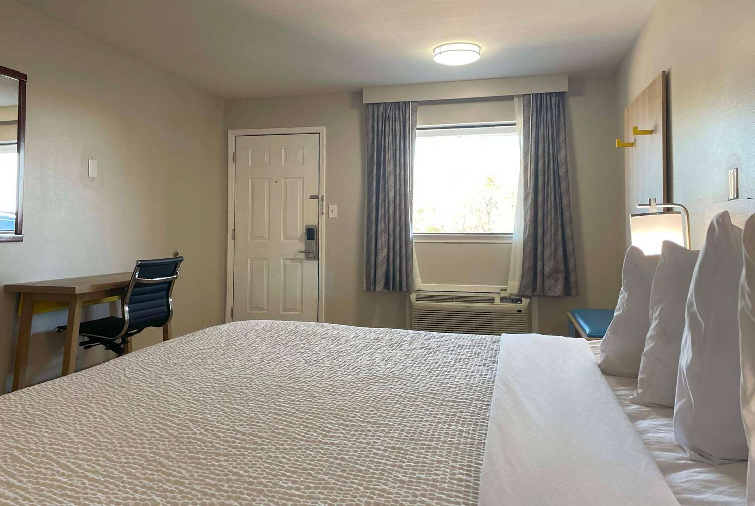 Фото Days Inn by Wyndham Temple