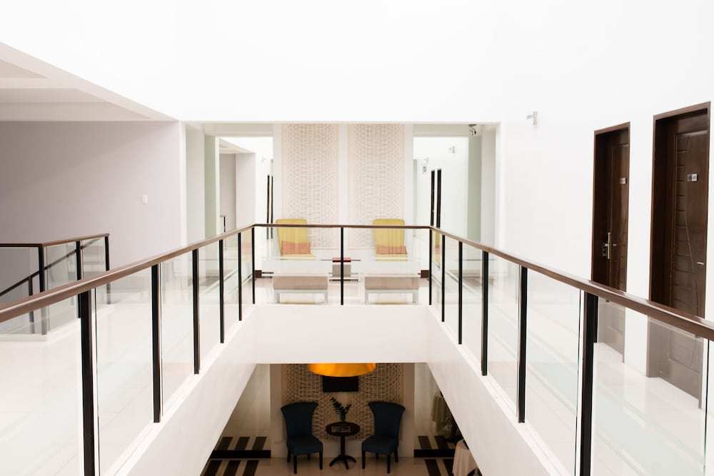 Фото Empire Suites Hotel