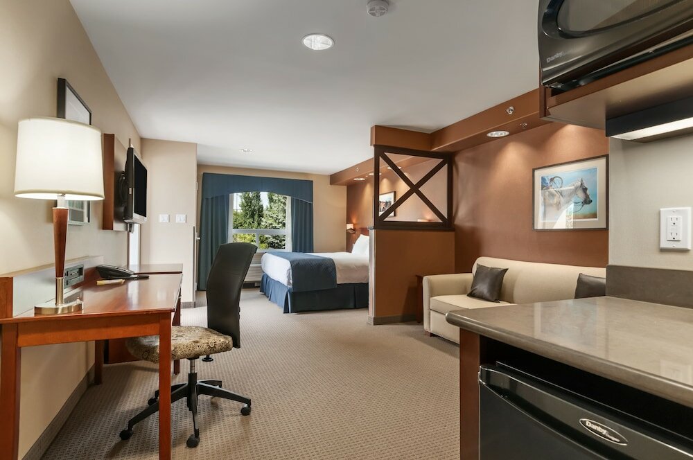 Фото Days Inn & Suites by Wyndham Brandon