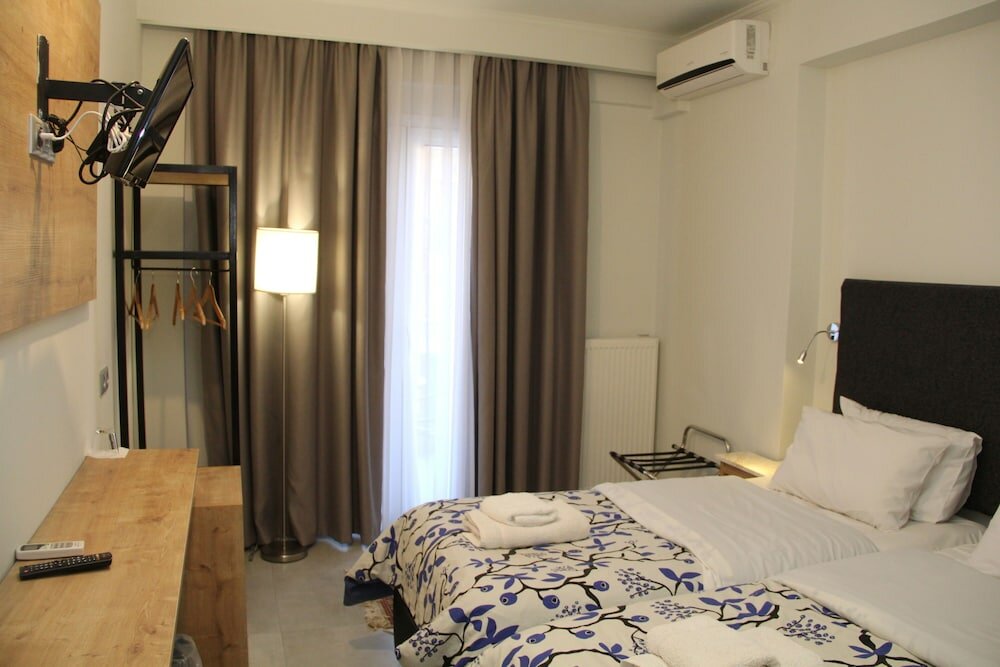 Фото Alexiou Hotel