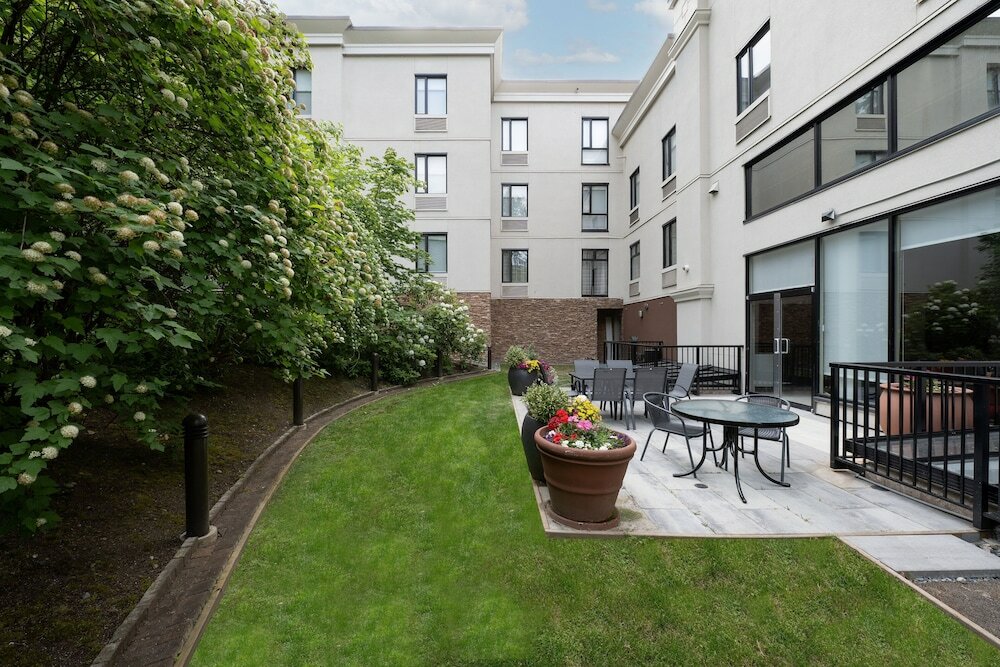 Фото Holiday Inn Express & Suites Surrey, an Ihg Hotel