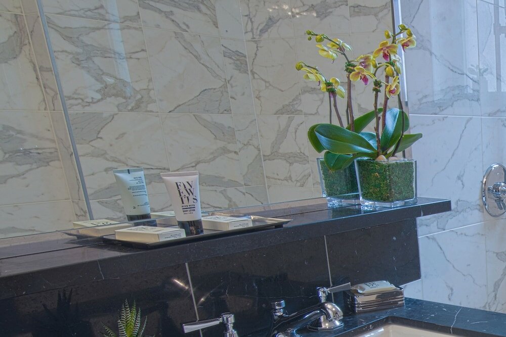 Фото The Iroquois New York