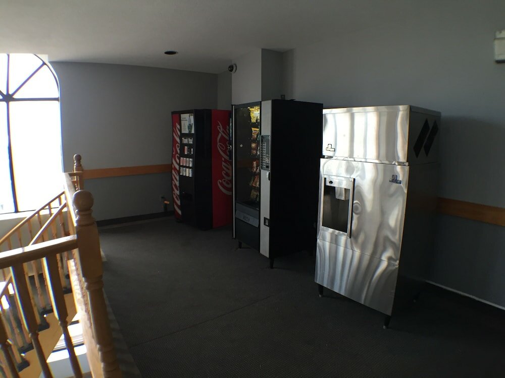 Фото Super 8 by Wyndham Mt Hope Hamilton Intl Arpt On