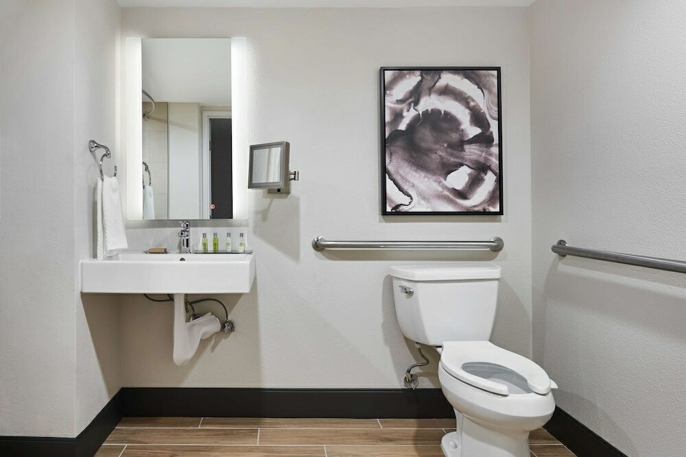 Фото DoubleTree by Hilton Fullerton