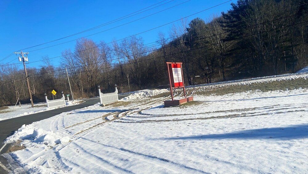 Фото Pleasant Valley Motel West Stockbridge