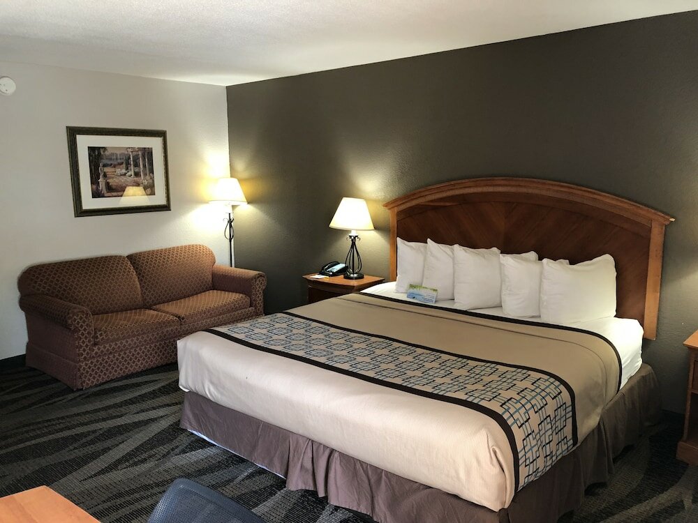Фото Days Inn by Wyndham Charlotte/Woodlawn Near Carowinds