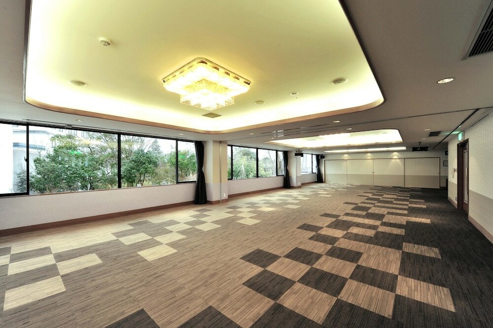 Фото Hotel Hoho A hotel overlooking the Echigo Plain and the Yahiko mountain range